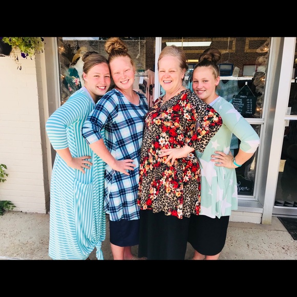 Meet your Posher, Stephanie😊 - Picture 4 of 8